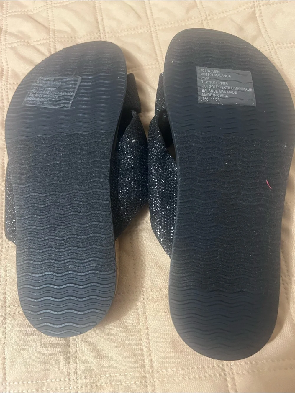 The Mountain Women's Black Glitter Knot Slide Sandals
